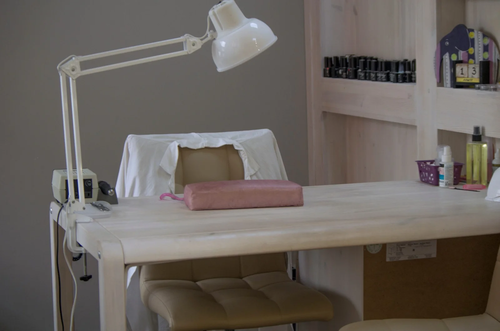 Sala de tratamiento estético con camilla
